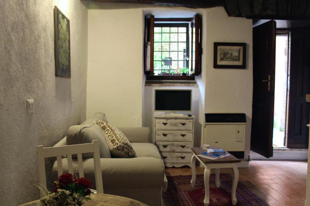 Torre Iolanda Bed & Breakfast กัมปาญญาโน ดิ โรมา ภายนอก รูปภาพ